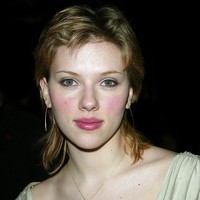 Di usia 19 tahun, Scarlett Johansson mulai bereksperimen dengan gaya. Ia memadukan tampilan edgy dan feminin dengan rambut bergaya mullet a la punk rock dan gaun girlie. Ini gaya eksperimentalnya ketika duduk di front row fashion show BCBG Max Azria pada 2003. Foto: Evan Agostini/Getty Images