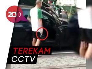 Konyol! Lawan Arah Pakai Mobil Kantor, Ngamuk Acungkan Pistol