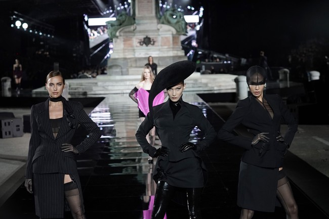 Menjelang akhir peragaan, ia tampil bersandingan Bella Hadid dan Joan Smalls. (Foto: Vittorio Zunino Celotto/Getty Images for LuisaViaRoma)