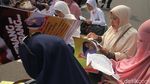 Massa Emak-emak Kompak Baca Alquran di Depan MK