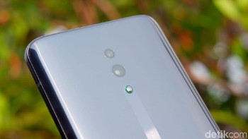 Memiliki kamera ganda di bagian belakang, ukurannya 48 MP dan 5 Mp. Di bagian bawah terdapar O-Dot untuk melindung kaca kamera dari goresan saat diletakkan di permukaan datar. (Foto: Adi Fida Rahman/detikINET)