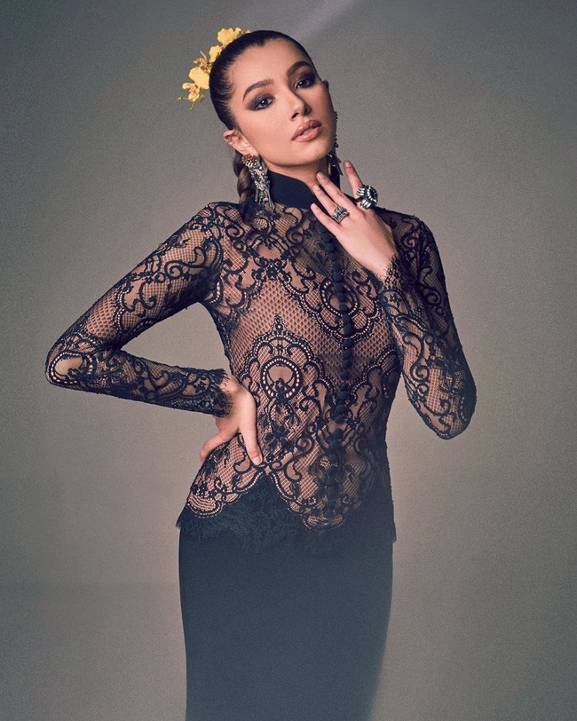 Amelia mengunggah momen bahagianya saat meraih piala Model of the Year dengan keterangan foto never forget where you come from. Keterangan fotonya itu memicu netizen Malaysia menghujatnya. Foto: Instagram @ameliath