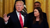 Pengunduran diri Sanders diumumkan secara mengejutkan oleh Presiden AS Donald Trump via Twitter. Sanders kemudian dipanggil ke podium oleh Trump saat menghadiri sebuah acara di Gedung Putih. Foto: REUTERS/Kevin Lamarque