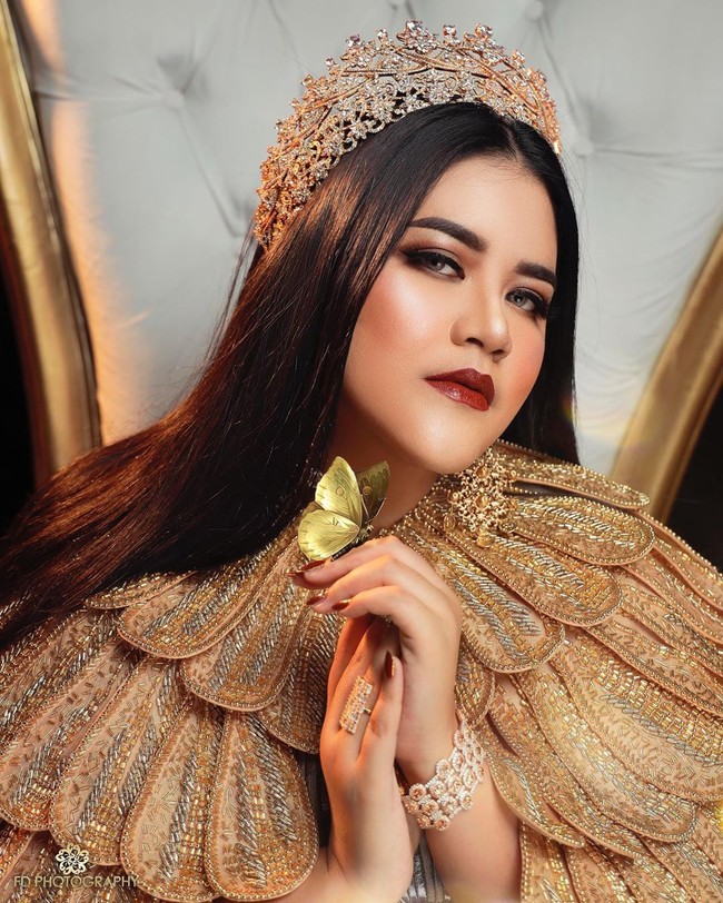 Rambut Kahiyang dipuji netizen karena tampak sangat berkilau. Ibu satu anak itu berterima kasih kepada hairstylist Anda Arrusa yang telah membuat rambutnya seperti model di iklan shampo.  Foto: dok. FD Photography (@fdphotography90)