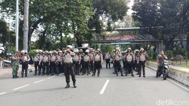 Polisi berjaga di kawasan Patung Kuda.