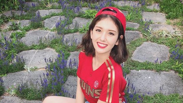 Jeon Somi, mantan personil IOI yang debut solo dengan single 'Birthday'.