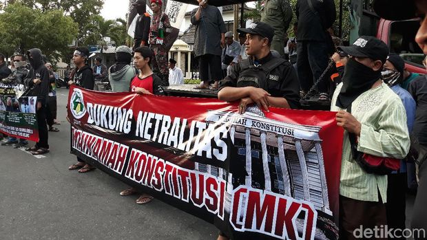 Massa Berunjuk Rasa Dukung Mk Netral Digelar Di Solo