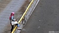 Warga Jakarta tetap tenang dan beraktivitas normal.