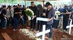 Haru Keluarga di Pemakaman Robby Sugara