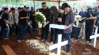 Beberapa kali sang istri terlihat tersenyum ke arah foto Robby yang berada di pingIsmail/detikFoto