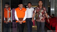 Bupati nonaktif Jepara Ahmad Marzuki tersenyum kepada awak media saat menjalani pemeriksaan di gedung KPK, Jakarta, Jumat (14/6/2019).