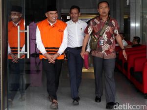 Senyum Cerah Bupati Nonaktif Jepara Saat Diperiksa KPK