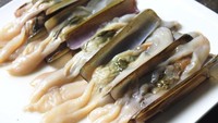 Kerang yang bentuknya memanjang ini dikenal dengan sebutan kerang bambu. Di Indonesia kerang ini banyak disajikan di restoran seafood karena rasanya yang gurih dan enak. Foto: istimewa