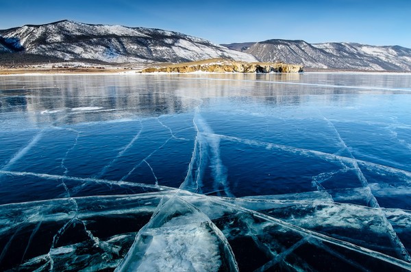 Danau Baikal sering juga disebut sebagai laut. Danau ini berlokasi di Siberia, Rusia.Baikal memiliki luas 31.722 km persegi, sedangkan dalamnya sampai 1.700 meter. (iStock)