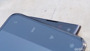 Oppo menempatkan speaker di bagian atas Pivot Rising Camera. (Foto: Adi Fida Rahman/detikINET)
