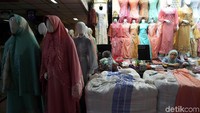 Seorang pedagang kembali membuka tokonya untuk berjualan di Pasar Tanah Abang usai libur lebaran.