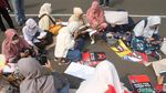 Massa Emak-emak Kompak Baca Alquran di Depan MK