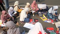 Sebelumnya, Massa yang beraksi dalam momen sidang perdana sengketa Pilpres 2019 di Mahkamah Konstitusi (MK) kembali muncul usai salat Jumat. 