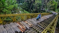Kondisi jalan yang memprihatinkan dan berbahaya untuk dilewati itu membuat warga berharap kepada Pemerintah setempat untuk segera membangunkan jembatan beton permanen karena jalur tersebut merupakan jalur utama bagi aktivitas masyarakat setempat.