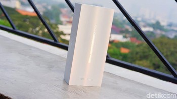 Tidak seperti kebanyakan kemasan ponsel di pasaran, kotak Oppo Reno lebih panjang. (Foto: Adi Fida Rahman/detikINET)