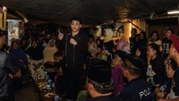 Saat masa kampanye, Rob sering terjun langsung ke lapangan. Berdiskusi sambil kumpul dan makan jadi salah satu agendanya. Foto: instagram @robclintonkardinal