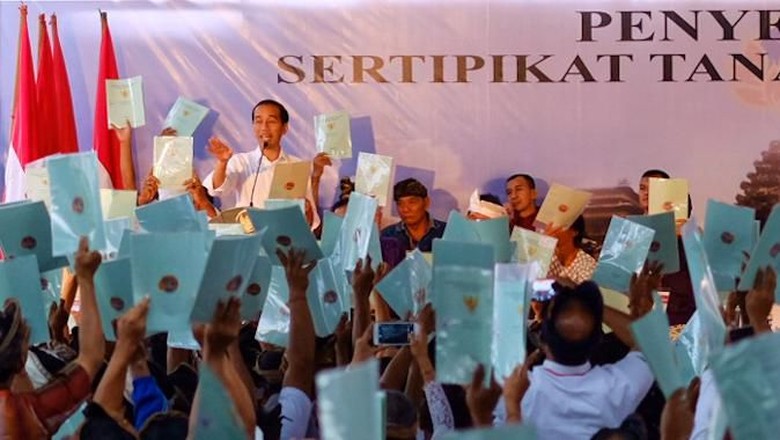 Bagi-bagi Sertifikat Tanah, Jokowi: Tahun Ini Bali Tersertifikat Semua Bagi-bagi Sertifikat Tanah, Jokowi: Tahun Ini Bali Tersertifikat Semua