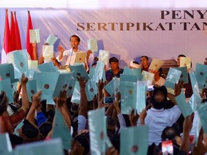 Bagi-bagi Sertifikat Tanah, Jokowi: Tahun Ini Bali Tersertifikat Semua