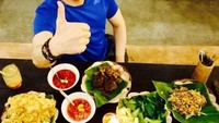 Sepertinya kakak Sultan Djorghi ini juga pencinta makanan Indonesia. Makan dengan sambal dan lalap pastinya nikmat. Foto: Instagram thomasdjorghi