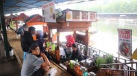 )Sesuai namanya, Floating Market punya kawasan untuk menikmati kuliner di atas perahu yang mengapung. Traveler juga bisa main di wahana air sampai menyewa kostum Jepang atau Korea. (Nfadils/dTraveler)