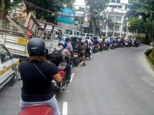 Perlu Dicontoh Nih! Pemotor Tertib Antre Tak Serobot Sana-sini