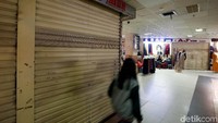 Suasana di Pasar Tanah Abang siang ini nampak sepi. Sejumlah toko nampak masih tutup dan belum berjualan kembali, Jakarta, Jumat (14/6/2019).