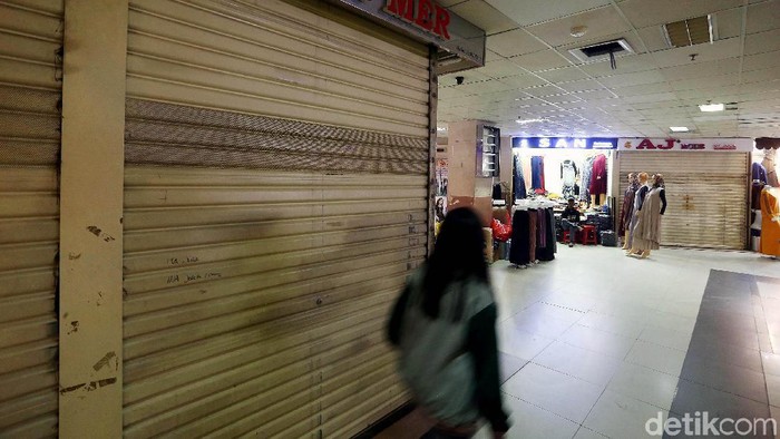 Suasana di Pasar Tanah Abang nampak sepi. Sejumlah kios masih tutup dan baru beberapa yang kembali berjualan. Hal itu dikarenakan sejumlah pedagang masih mudik.