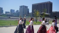 Turis yang memakai hanbok dan lalu-lalang di Istana Gyeongbok (Afif farhan/detikTravel)