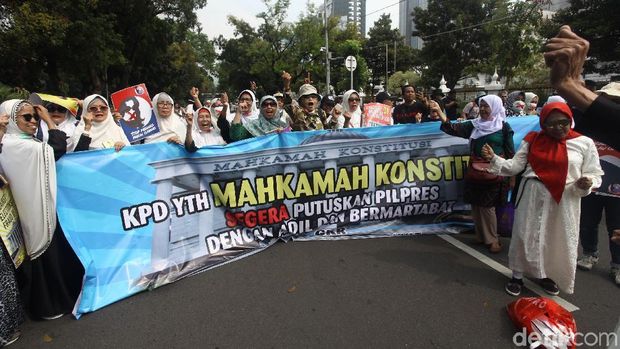 Massa Kawal Sidang Sengketa Pilpres 2019 Orasi di Patung Kuda, Jumat (14/6).