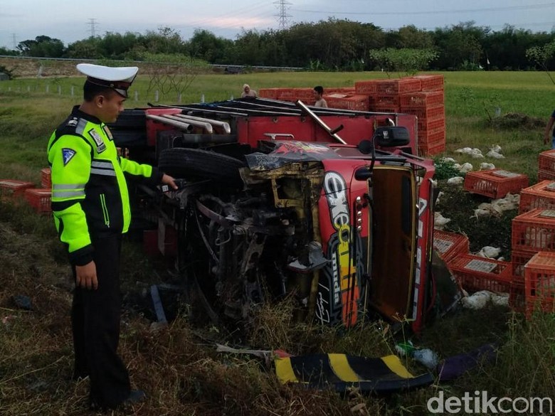 Truk Muat Ayam Terguling di Tol Ngawi, Sopir dan Penumpang Selamat Truk Muat Ayam Terguling di Tol Ngawi, Sopir dan Penumpang Selamat