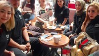 Ngumpul bareng teman-temannya, Roro tampil keren saat ngopi sambil berbincang seru di salah satu kafe ditemani dengan donat. Foto: Instagram @roro.fitria1989