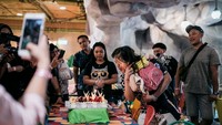 Selain itu Jordi juga mendapatkan kejutan di Universal Studio Singapura. Dok. Instagram/ruben_onsu/fahri_frpotret