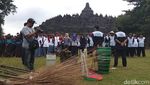 Foto: Aksi Bersih-bersih Candi Borobudur