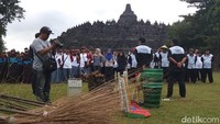 Juga ada sapu lidi ukuran besar untuk membersihkan kotoran di sekitar pelataran Candi Borobudur.  (Eko Susanto/detikcom)
