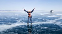 Wisatawan tetap harus berhati-hati saat bermain di permukaan membeku Baikal ya.. (iStock)