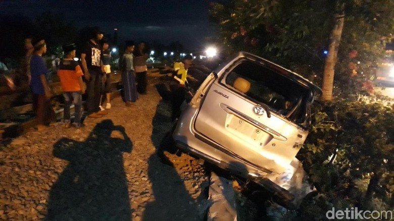 KA Gumarang Tabrak MPV di Bojonegoro, Tiga Emak-Emak Selamat KA Gumarang Tabrak MPV di Bojonegoro, Tiga Emak-Emak Selamat