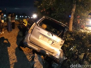 KA Gumarang Tabrak MPV di Bojonegoro, Tiga Emak-Emak Selamat