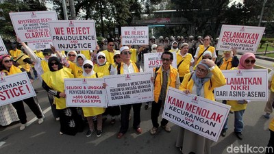 Aksi Massa Berompi Kuning Kawal Sidang Sengketa Pilpres