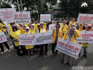 Aksi Massa Berompi Kuning Kawal Sidang Sengketa Pilpres