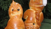 Punya keahlian buat roti yang keren, netizen yang satu ini berhasil buat roti menyerupai dua sosok pria yang tengah bersantai lengkap dengan cerutunya. Foto: Istimewa