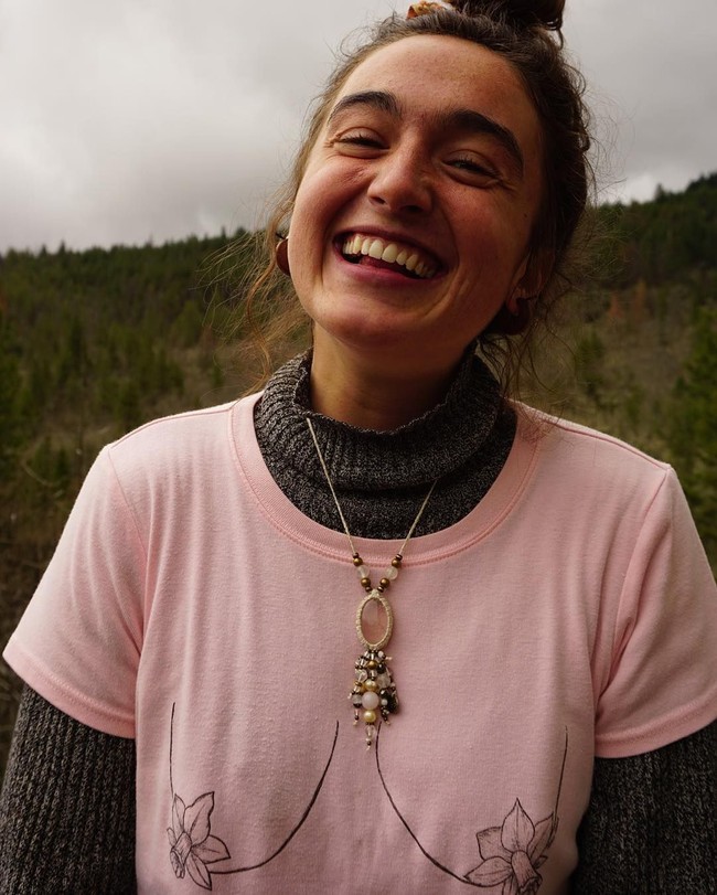 Walau banyak yang menghujat, Gabrielle mengaku juga banyak orang yang memberikan komentar positif dari seluruh dunia. Beberapa wanita juga mengikuti jejaknya untuk melukis dan masker wajah pakai darah menstruasi. Foto: Instagram @rosiemoons