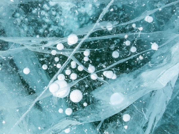 Saat musim dingin tiba, Danau Baikal menjadi daratan es yang super cantik. Saat musim dingin ada gelembung misterius di balik es. Rupanya, gelembung-gelembung tersebut adalah gas metana. (iStock) Saat musim dingin tiba, Danau Baikal menjadi daratan es yang super cantik. Saat musim dingin ada gelembung misterius di balik es. Rupanya, gelembung-gelembung tersebut adalah gas metana. (iStock)