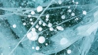 Saat musim dingin tiba, Danau Baikal menjadi daratan es yang super cantik. Saat musim dingin ada gelembung misterius di balik es. Rupanya, gelembung-gelembung tersebut adalah gas metana. (iStock)