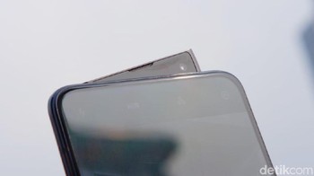 Kamera depan mengusung Pivot Rising Camera, ukurannya 16 MP. (Foto: Adi Fida Rahman/detikINET)