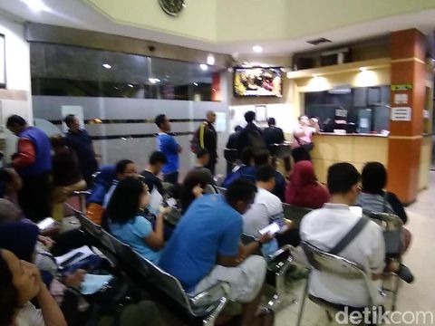 Pendonor yang mengantre di PMI Surabaya/